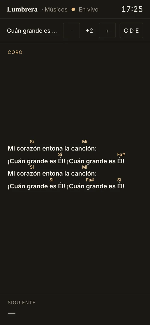 Celular de un músico con la letra y los acordes en Do Re Mi, y los botones para cambiar el tono